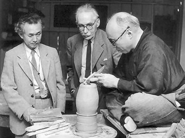 Yanagi Soetsu et Bernard Leach observant Shoji Hamada, probablement vers 1952. Ken Turner Pottery.