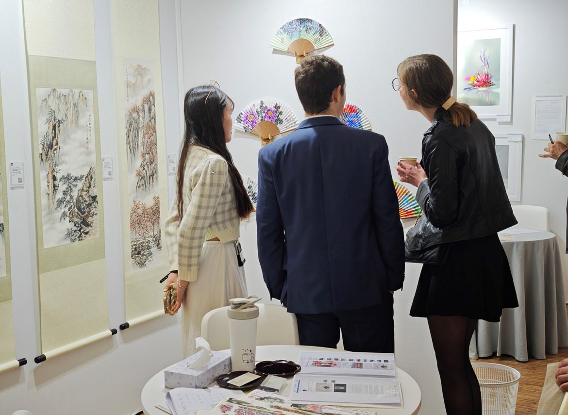 Kasashima Gallery à Paris : « La Beauté dans Chaque Éventail »